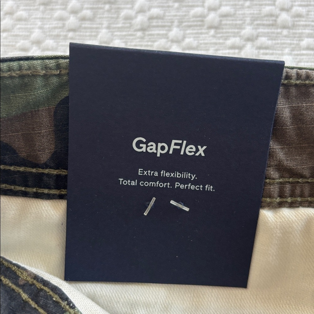 GAP Green Camouflage Cargo Shorts - Picture 5 of 10